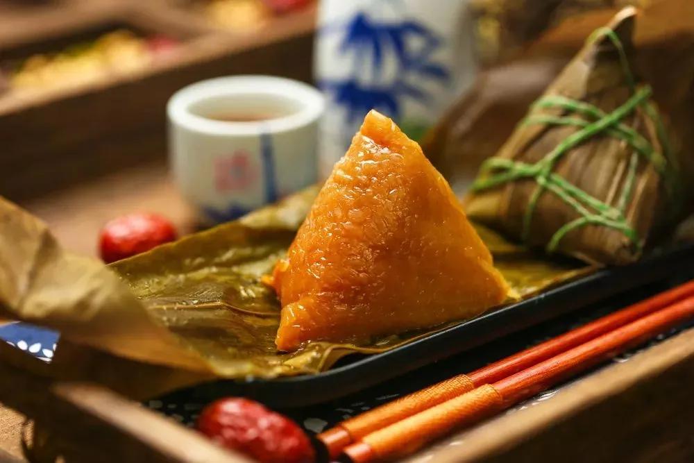 Eat zongzi during the Dragon Boat Festival